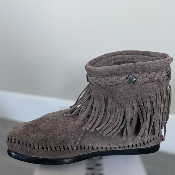 NEW Minnetonka Gray Suede Fringe Flat Boho Hippie Booties - Size 6 - Picture 8 of 16